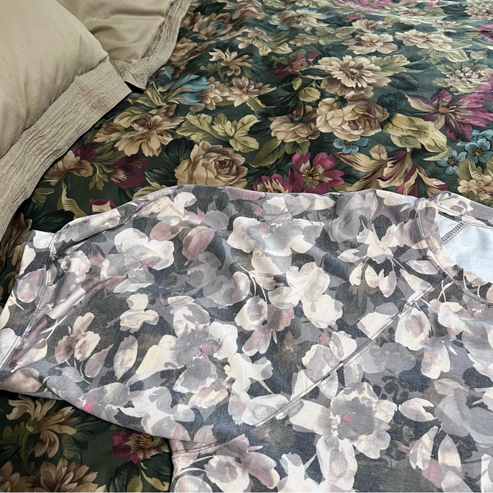 Zac & Rachel brand plus-size blouse top, with a floral print and 3/4 sleeves - Picture 5 of 12